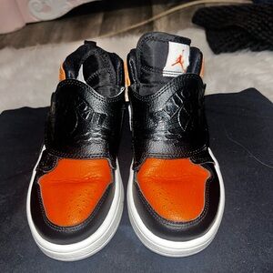 Sky Jordan 1
Shattered Backboard Black/Black-Starfish-Sail
Size 11C